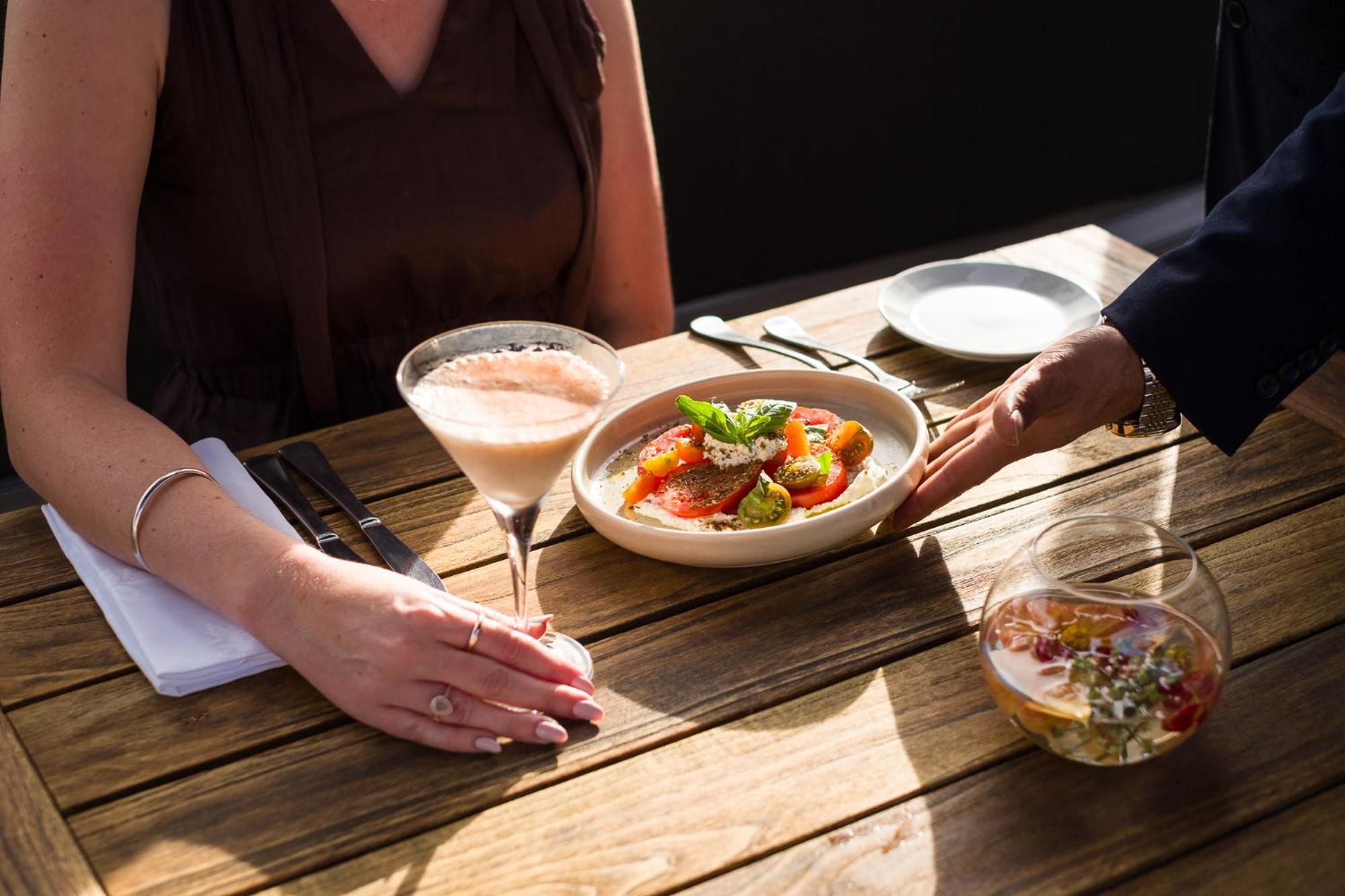 샤또 말보로그 호텔 블레넘 외부 사진 A server serving a guest