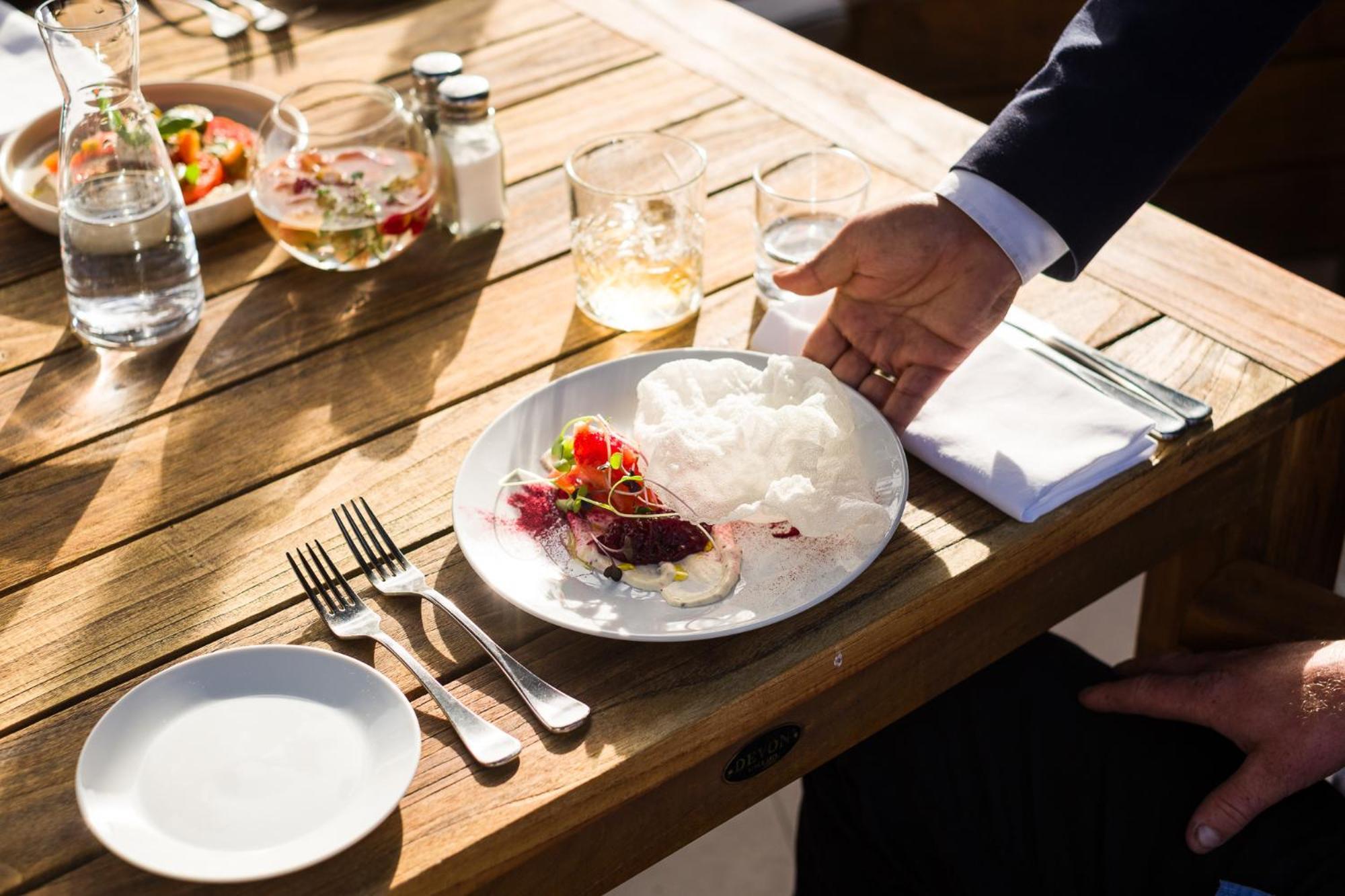 샤또 말보로그 호텔 블레넘 외부 사진 A waiter serving food