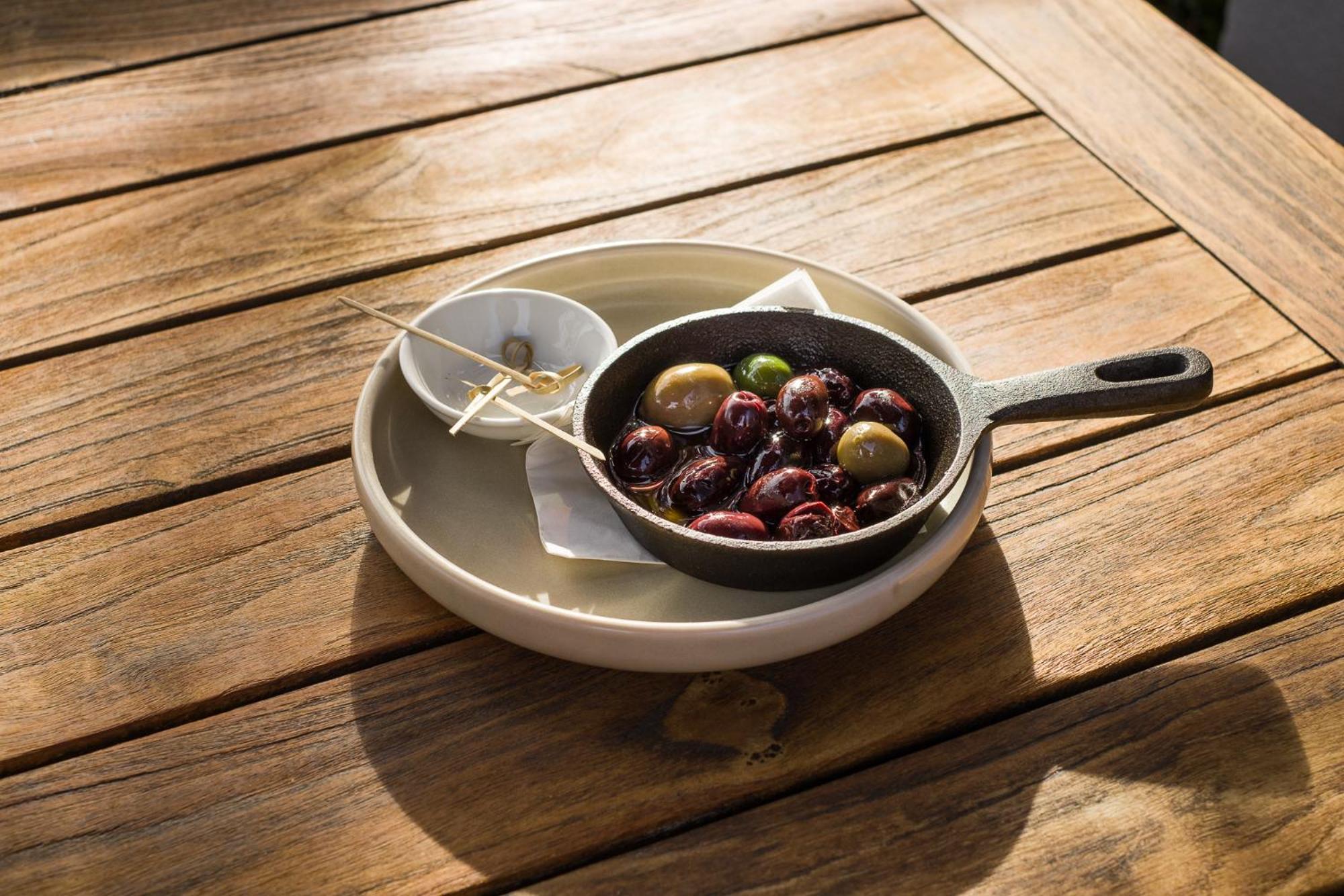 샤또 말보로그 호텔 블레넘 외부 사진 A pan of olives