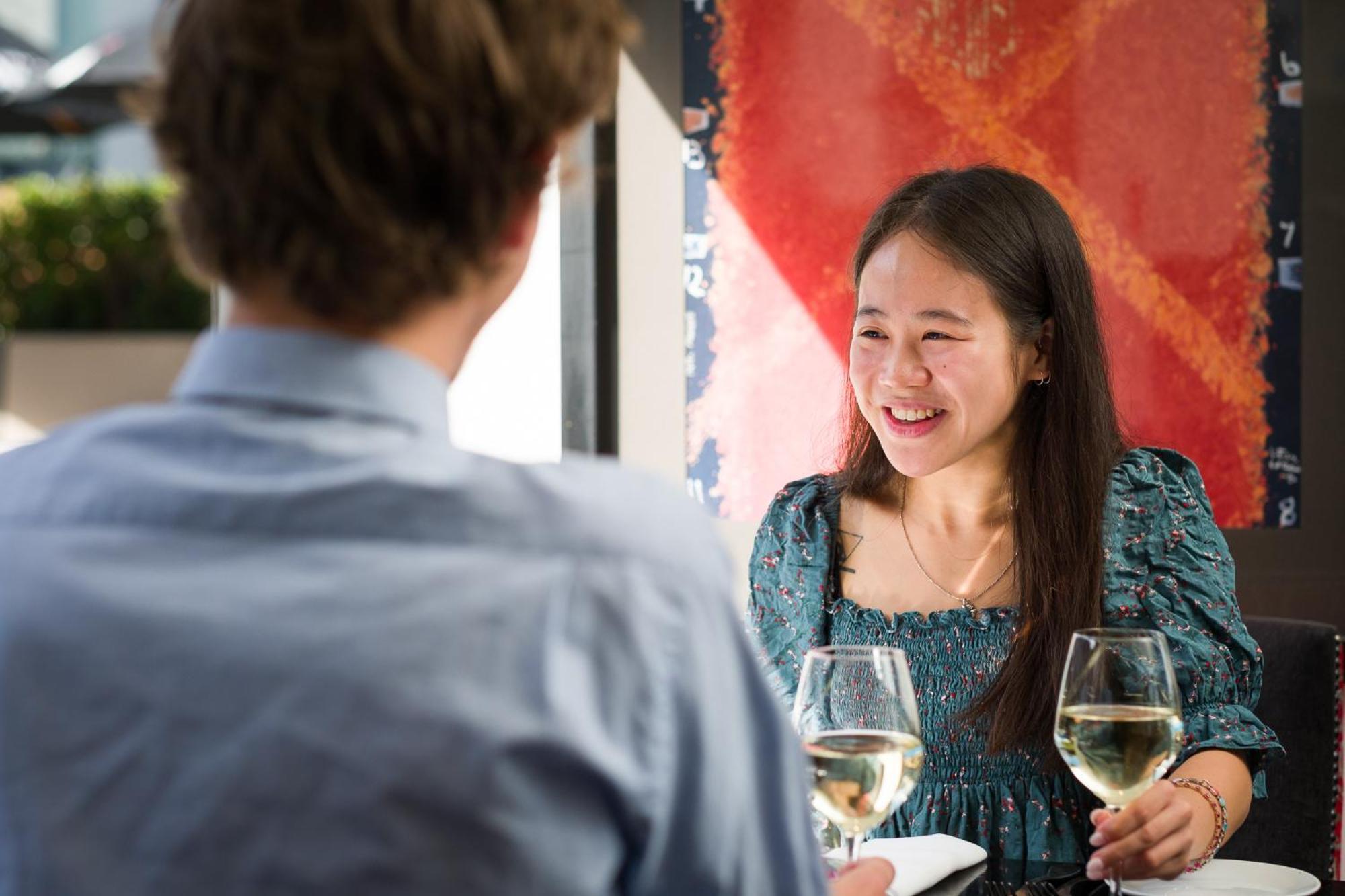 샤또 말보로그 호텔 블레넘 외부 사진 A woman laughing with a man