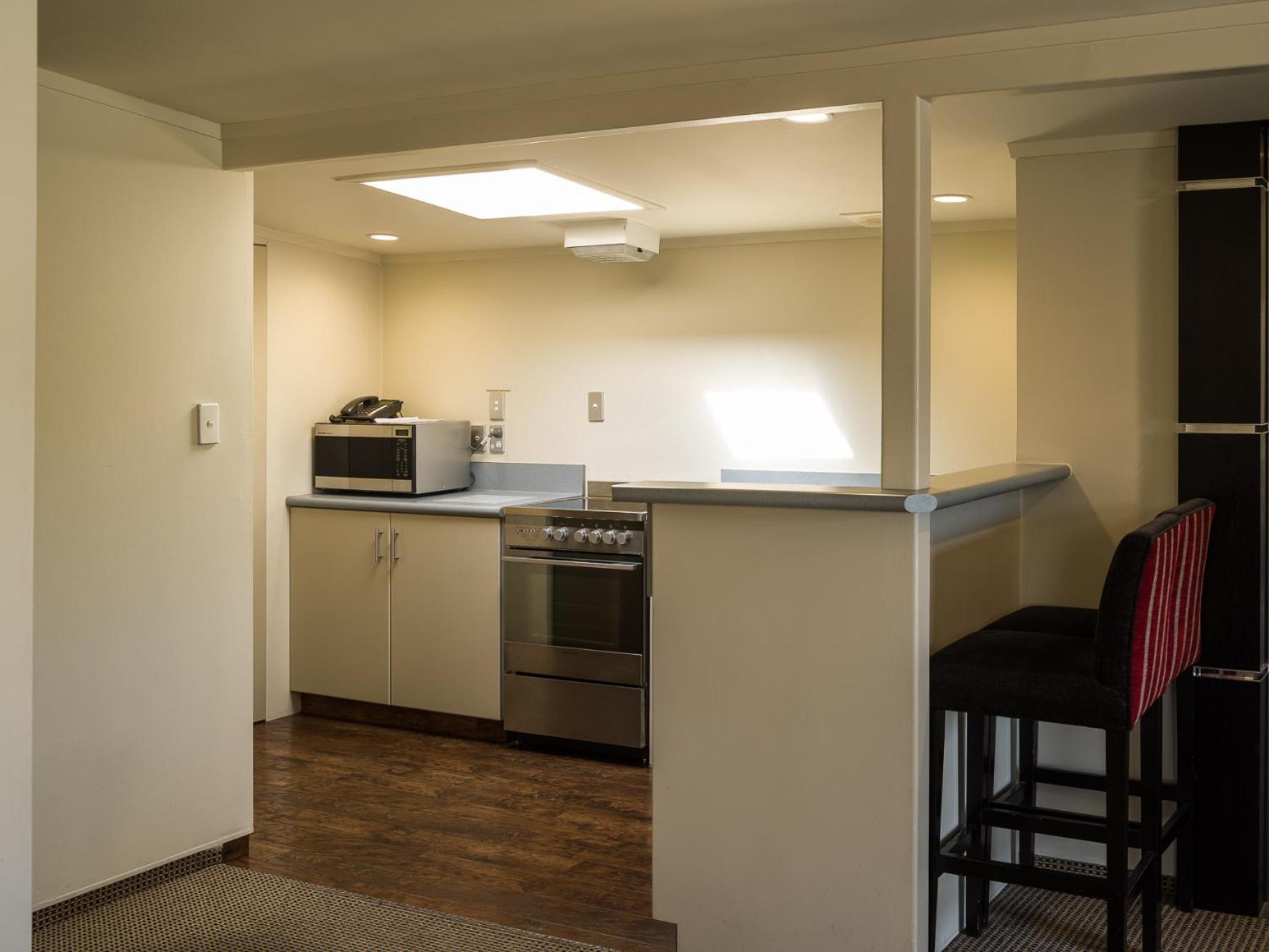 샤또 말보로그 호텔 블레넘 외부 사진 A typical kitchen in a student apartment