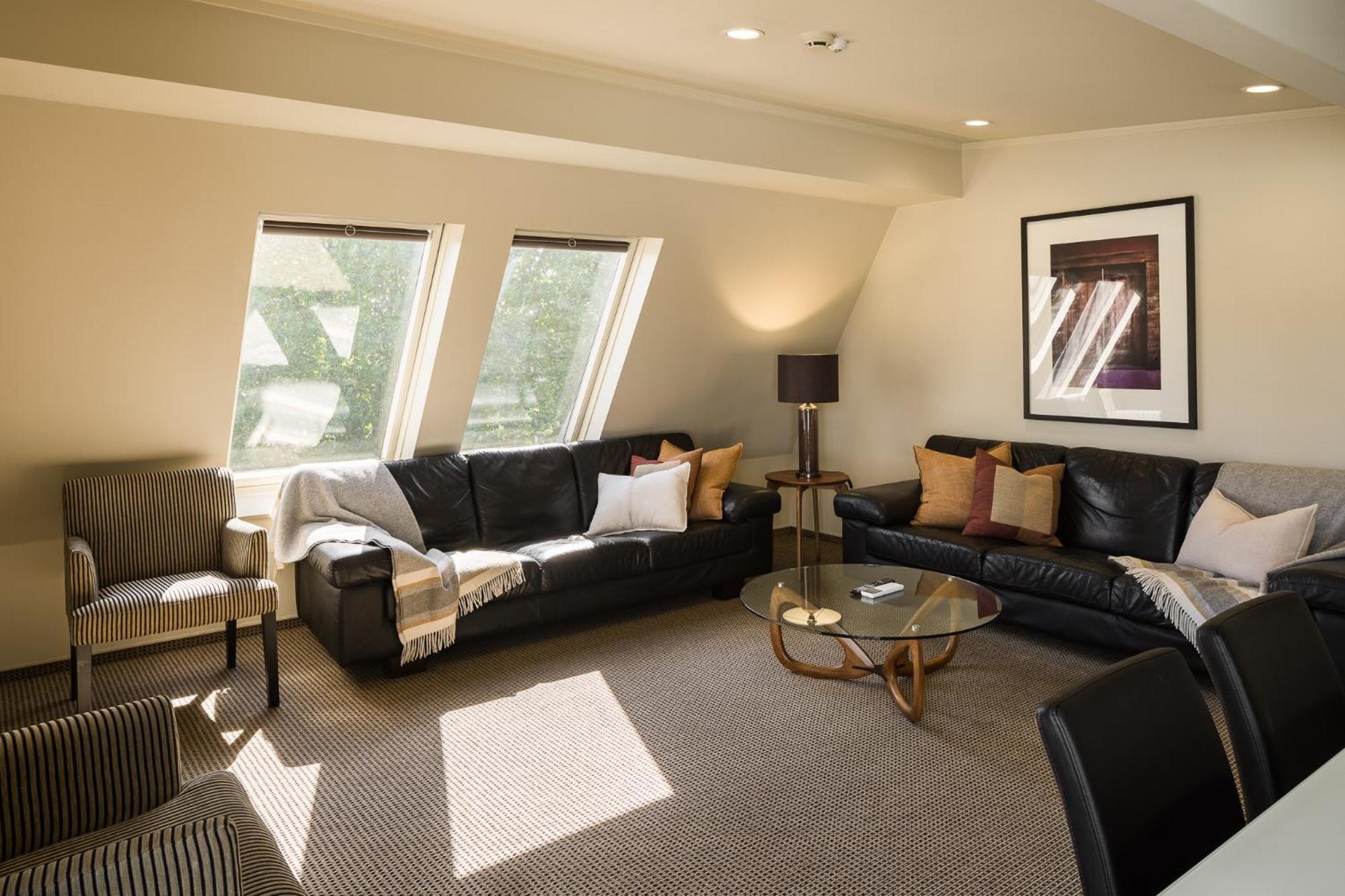 샤또 말보로그 호텔 블레넘 외부 사진 A living room with a skylight