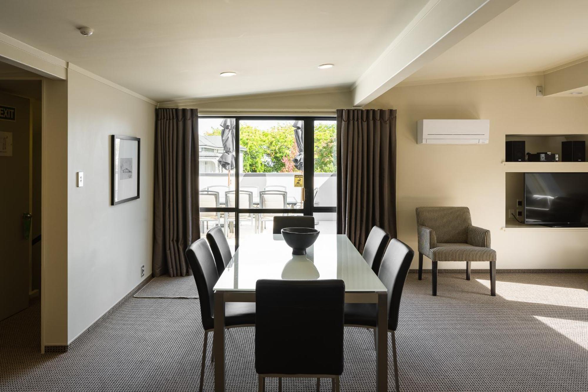 샤또 말보로그 호텔 블레넘 외부 사진 A typical apartment dining room